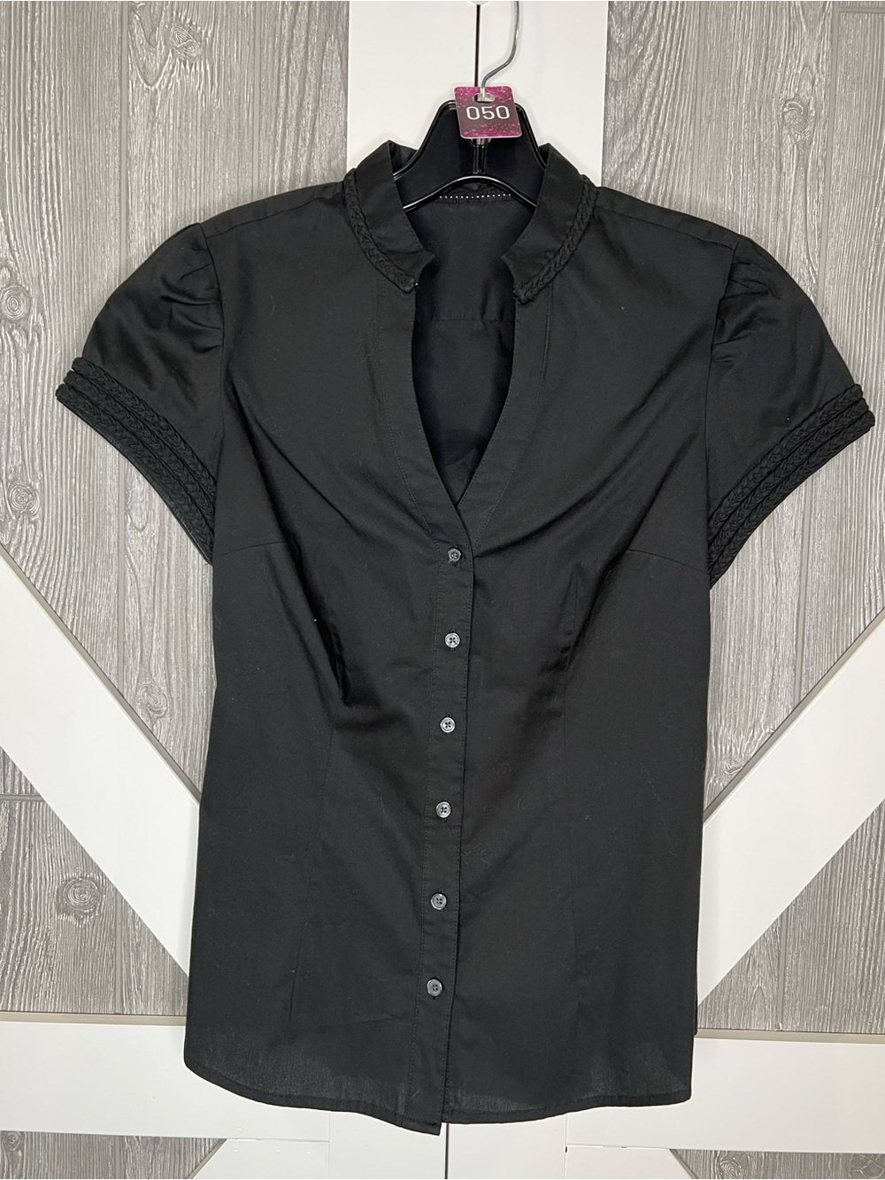 050. Express Black Short-Sleeve Button Front Blouse XS